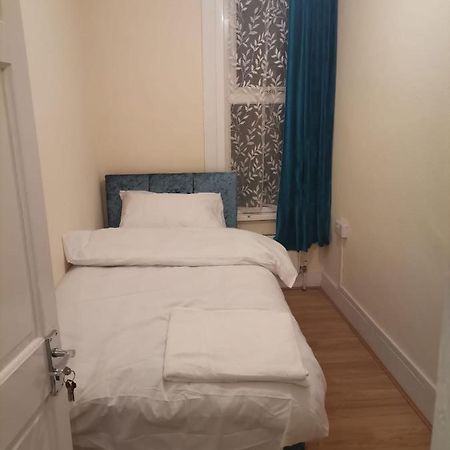 Single Bedroom Near London Seven Kings Train Station Ilford Exterior foto