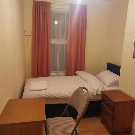 Single Bedroom Near London Seven Kings Train Station Ilford Exterior foto