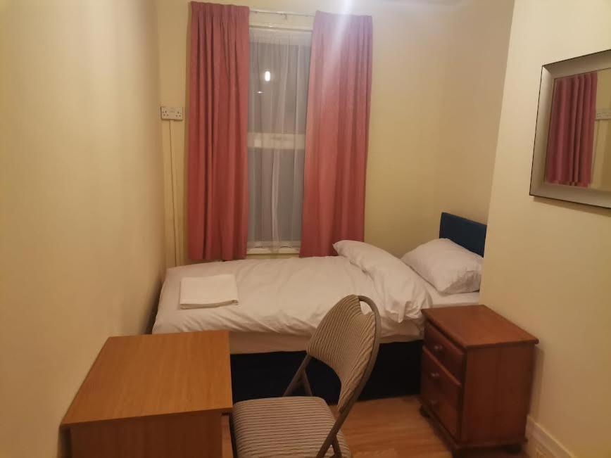 Single Bedroom Near London Seven Kings Train Station Ilford Exterior foto